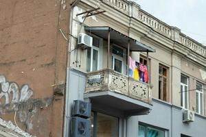 authentiek balkon van oud gebouw. drogen kleren foto