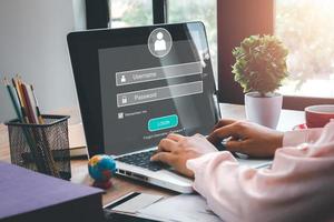 persoon hand- typen Aan toetsenbord met Log in en wachtwoord Aan scherm Scherm, cyber veiligheid concept, gegevens bescherming en beveiligd internet toegang. foto