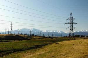 hoog voltage macht lijn in de bergen, elektrisch hoog Spanning macht na, Kirgizië foto