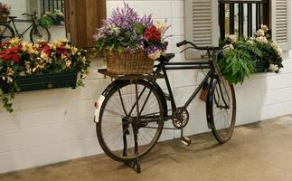 fiets met bloemen foto