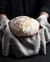 gebakken ronde eigengemaakt brood Aan een grijs servet foto