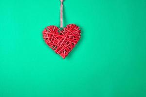 een rood rieten hart hangen Aan een touw foto