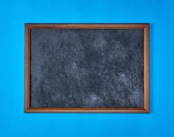 houten leeg krijt bord Aan een blauw achtergrond foto