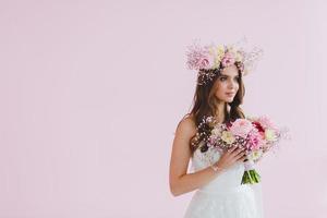 detailopname portret van mooi bruid met bloem krans Aan haar hoofd foto