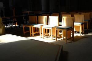 licht straal schijnend naar bank in de kerk. foto