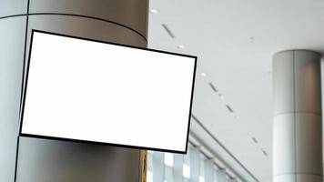 blanco bespotten omhoog wit scherm in de luchthaven. foto