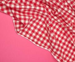 wit rood geruit keuken handdoek Aan een roze achtergrond foto