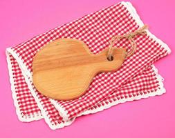 keuken houten snijdend bord en wit rood geruit keuken handdoek foto