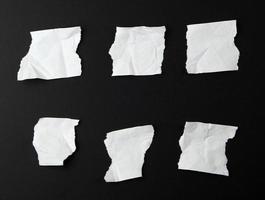 verfrommeld leeg gescheurd stukken van wit papier foto