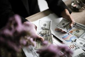 ondernemer berekent financiële groei en investeringen foto