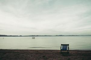 zee met strandstoelen van het resort