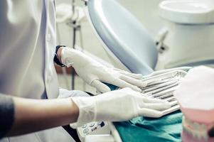tandartsen kiezen apparatuur op tafel