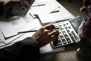 ondernemer berekent financiële groei en investeringen foto