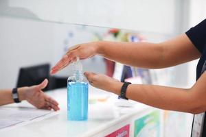 hand duwen of pompen alcoholgel wassen, handen reinigen van virussen, bacteriën, voor een goede hygiëne foto