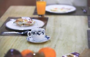 een heet theekopje of koffiekopje op de eettafel foto