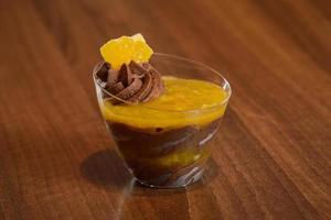 chocolade panna cotta met sinaasappel in glas foto