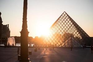 Louvre museum tijdens gouden uur foto