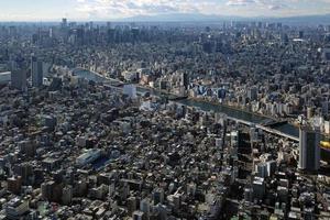 Tokio, Japan - 2 januari 2023 - visie over- de stadsgezicht van tokyo van een hoog gebouw foto