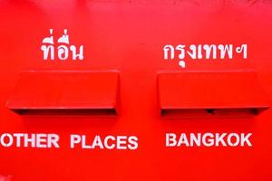 dichtbij omhoog Thais post doos. vertaling teksten Aan de top zijn andere plaatsen en Bangkok foto