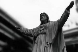 oude Jezus standbeeld in voorkant van de kerstman cruz kerk waar is een beroemd mijlpaal van Portugees gemeenschap in Bangkok Thailand. foto