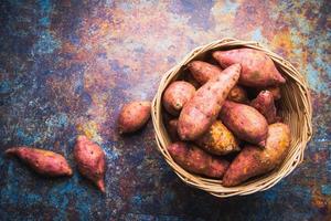 bovenaanzicht van rode zoete aardappelen in mand foto