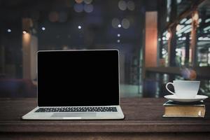 laptop en koffie met caféachtergrond