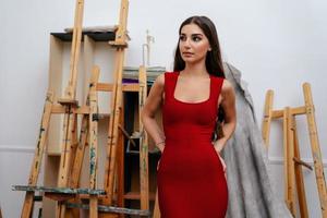 meisje in rood jurk mode portret foto