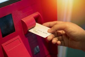 hand ATM-kaart in de machine zetten