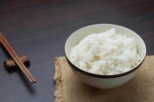 Thaise rijst met stokjes op houten achtergrond foto