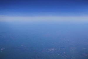 blauwe lucht en witte wolken vanuit vliegtuig