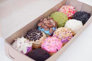 bal donuts met divers smaken net zo een achtergrond foto