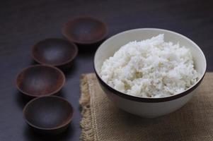 Thaise rijst in kommen foto
