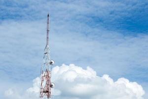 hoge telecomtoren met wolken in een blauwe hemel