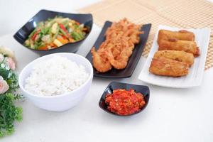 Indonesisch voedsel. lunch menu, rijst- met garnaal en kant gerechten foto