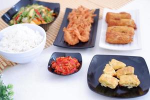 Indonesisch voedsel. lunch menu, rijst- met garnaal en kant gerechten foto