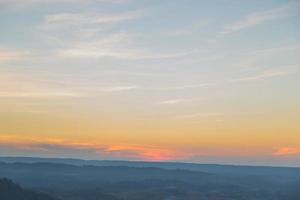 zonsonderganghemel over de bergen foto