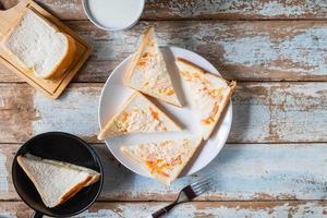 bovenaanzicht van sneetjes brood foto