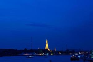 tempel in Thailand in de avond foto