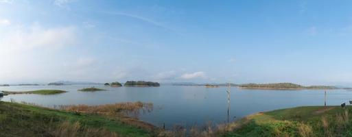 panoramisch uitzicht op de dam foto