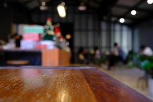dichtbij omhoog oppervlakte van houten tafel in cafe met bokeh achtergrond. selectief focus foto