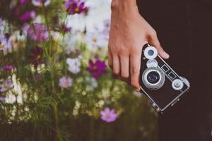 close-up van hipster vrouw met vintage camera foto