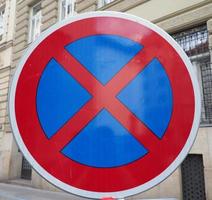 geen parkeerplaats en geen stopbord foto