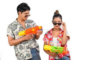 portret jong paar genieten met water geweer Aan songkran festival foto