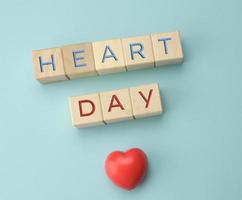 houten blokken met de opschrift hart dag Aan een blauw achtergrond. concept voor Gezondheid zorg, jaar- controleren van menselijk organen foto
