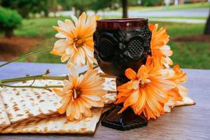 Pascha achtergrond. wijn en matzoh over- houten tafel. werkwijze. foto