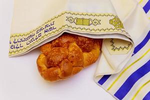 vers zelfgemaakt challahbrood voor joods feest foto