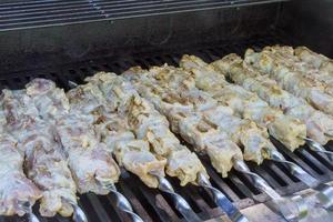 dichtbij omhoog overhead visie van heerlijk slank rundvlees kebab Koken over- een brand Aan barbecue foto