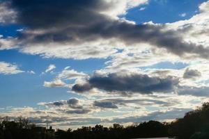 blauwe hemel met wolken close-up foto