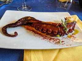 galicisch Octopus schotel Aan een blauw tafelkleed foto