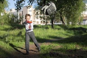 een gelukkig schooljongen gooit omhoog zijn school- rugzak en verheugt zich Bij de begin van de vakantie. de einde van de school- jaar en de begin van de vakantie. foto